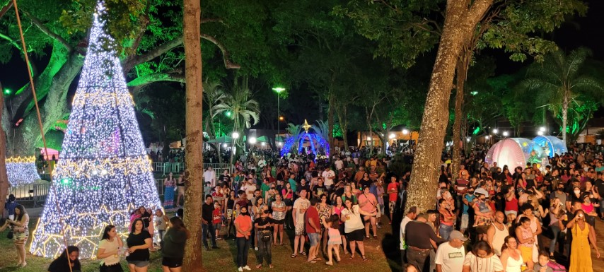Foto 6 de 49 — ​Primeira noite do Esperança Luz encanta multidão em Boa Esperança